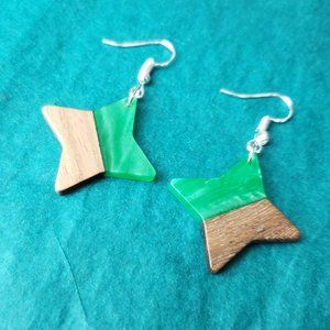 2/10$ NWOT Wood and green resin stars earrings